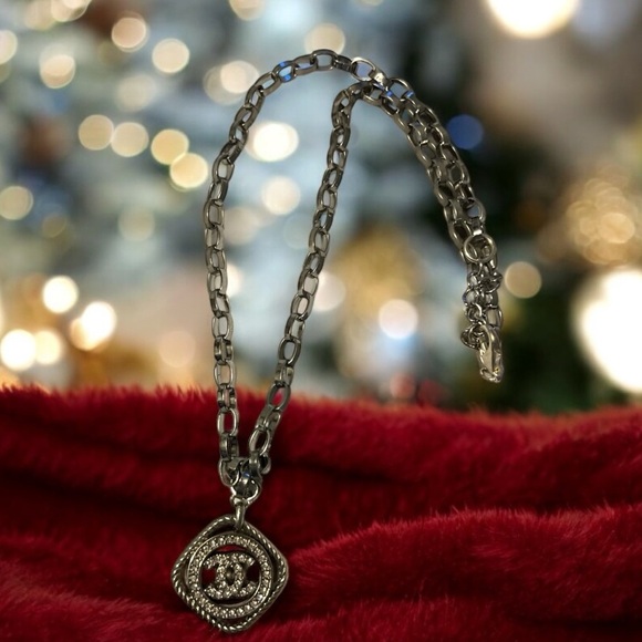 🔥 Gorgeous Silver Designer Necklace - Picture 3 of 3
